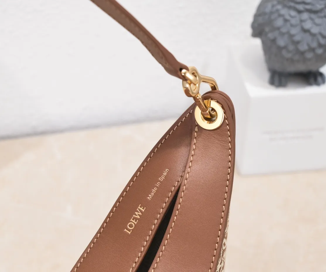 Dark brown/walnut color, top quality original. The smooth crescent shape of the L Luna series moon bag not only elongates the proportions of the whole person without getting stuck on the upper body, but also feels particularly comfortable. The wide shoulder strap design does not press the shoulder buckle opening, making it easier to open and close. The internal capacity is also large, and sunglasses and folding umbrellas can be easily arranged with sliding hanging loops hidden on both sides. Shoulder straps or hanging accessories can be attached, making it convenient for various occasions. It is a bag that shows off its temperament and is highly used in daily life! Luo Yiwei size: 29*27*8cm: model: 8891#